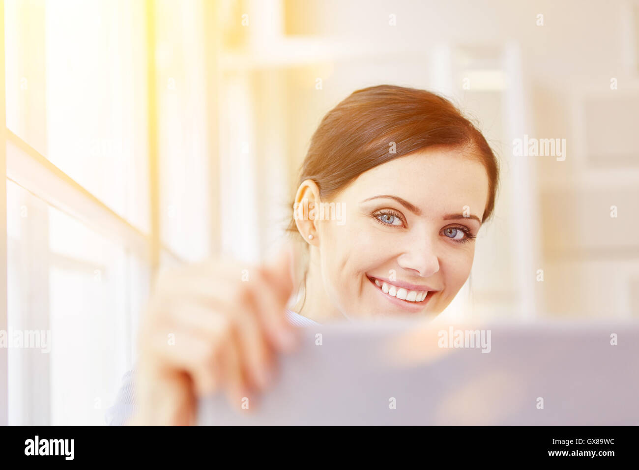 Junge lächelnde Geschäftsfrau mit Tablet-PC im Büro Stockfoto