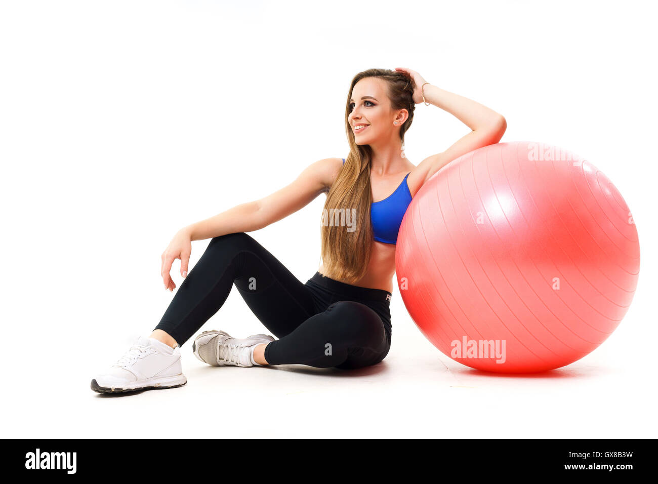 Konzepte: gesunde Lebensweise, Sport. Glücklich schöne Frau-Fitness-Trainer arbeiten mit Fit Ball isoliert auf weißem Hintergrund Stockfoto