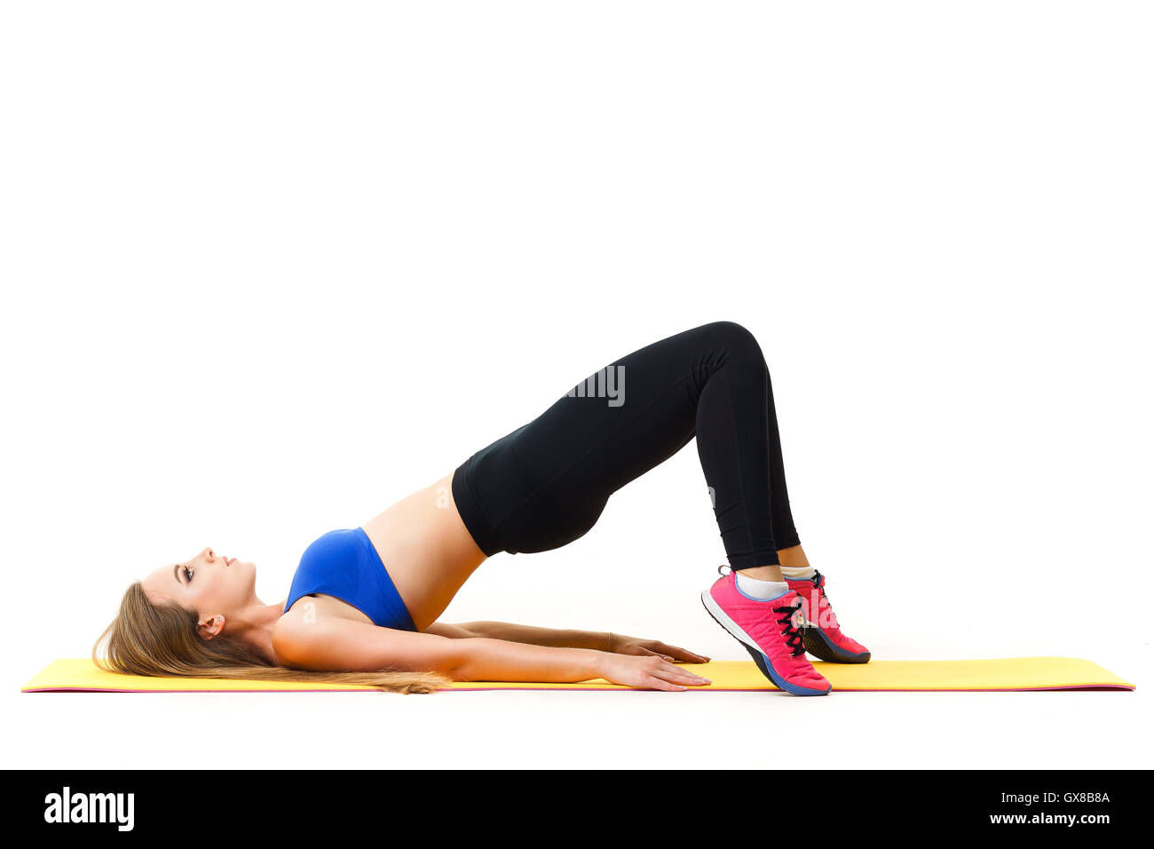 Konzepte: gesunde Lebensweise, Sport. Glücklich schöne Frau-Fitness-Trainer arbeiten mit Yogamatte isoliert auf weißem Hintergrund Stockfoto