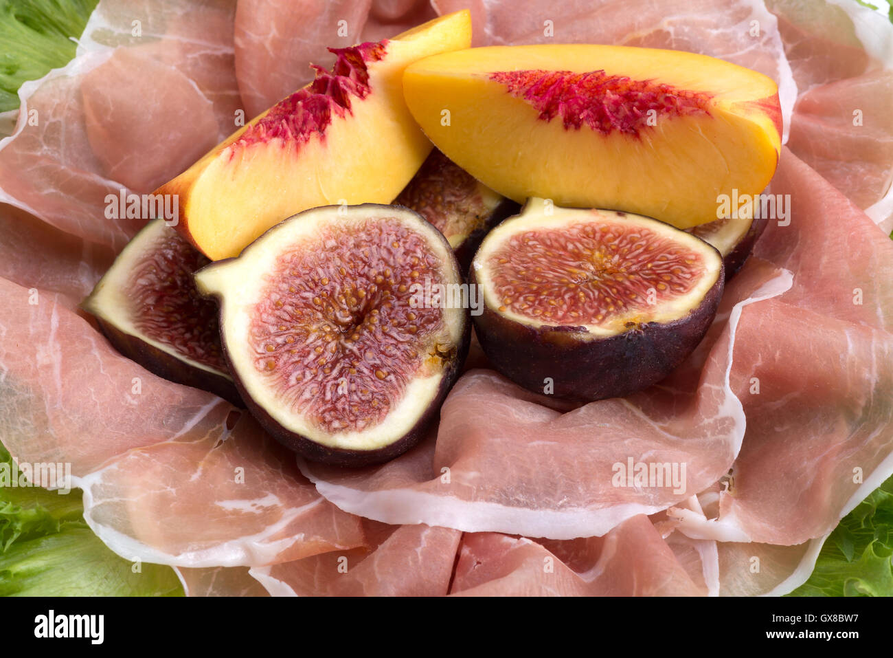 Schinken - traditionelle italienische trocken-kuriert Schinken mit Feigen und Pfirsiche Stockfoto