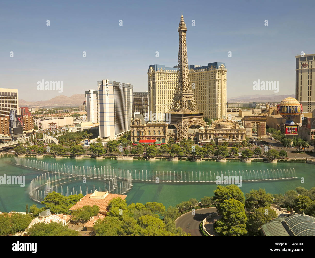 Blick auf den Las Vegas Streifen von Bellagio entfernt, einschließlich der Brunnen und paris Stockfoto