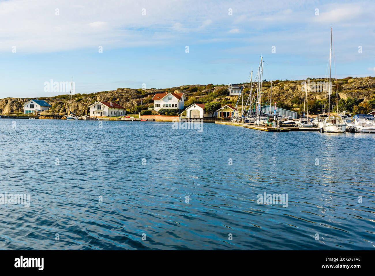 Marstrand, Schweden - 8. September 2016: Ökologische Dokumentarfilm über die typischen Gebäude und Natur in der Umgebung mit einem Teil gesehen Stockfoto