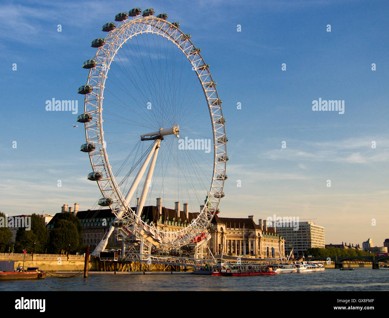 Ansicht des London Eye und der County Hall von Themse am Abend, London, England Stockfoto
