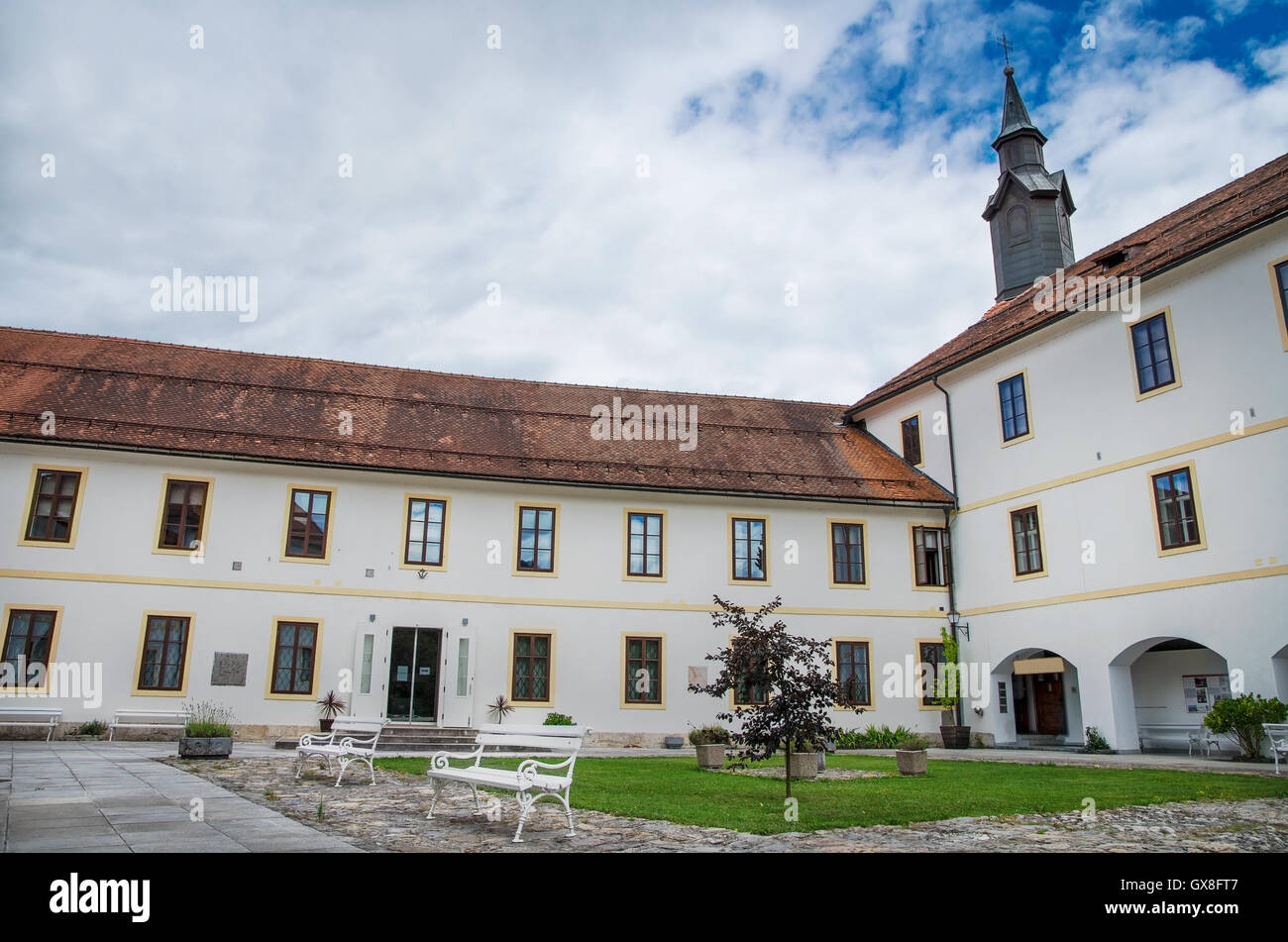 Innenhof des Schlosses Skofja Loka mit Turm in Slowenien Stockfoto