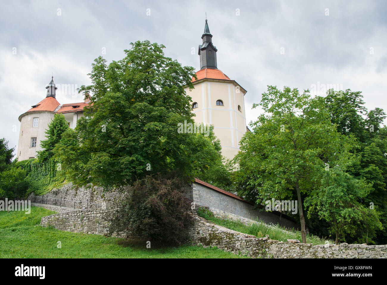 Vorderseite des Schlosses Skofja Loka mit Statue in Slowenien Stockfoto