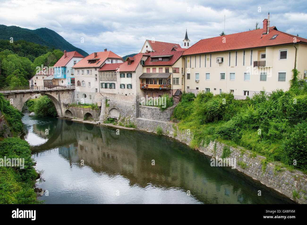 Alte Stadt von Skofja Loka mit Fluss, Slowenien Stockfoto