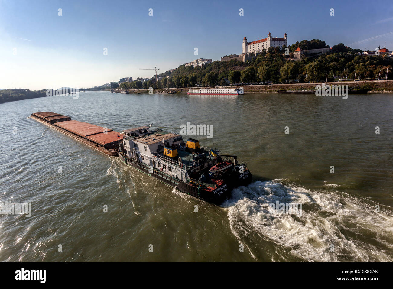 Skyline Bratislava Burg und Passing-Boot auf der Donau, Bratislava Slowakei, Europa Schifffahrt Stockfoto