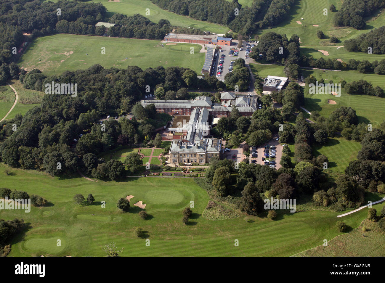 Luftaufnahme des Oulton Hall de Vere Hotel und Golfplatz, Leeds 26, West Yorkshire, Großbritannien Stockfoto