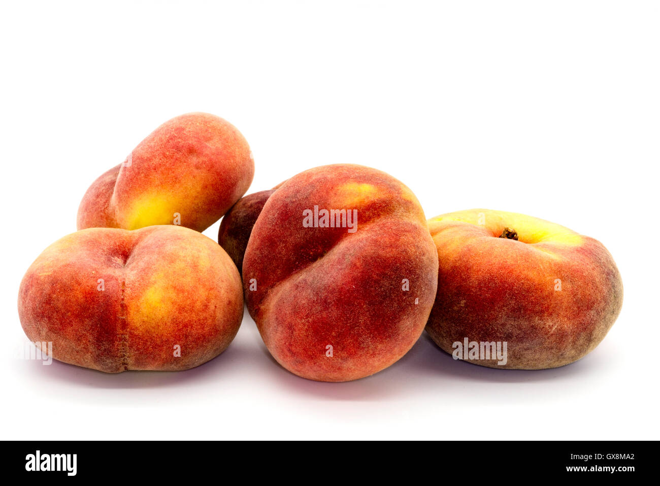 Donut Form reife Pfirsiche hautnah auf weiß. Stockfoto