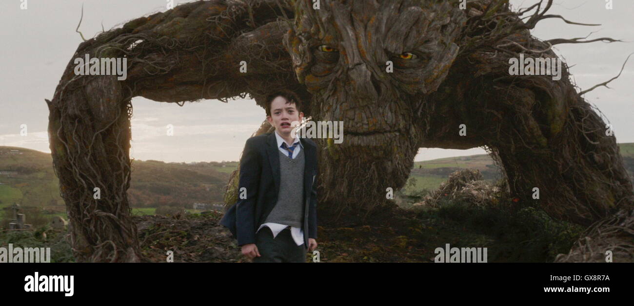 Erscheinungsdatum: 6. Januar 2017 Titel: A Monster Calls STUDIO: River Road Entertainment Regie: J.A. Bayona PLOT: ein Junge sucht Hilfe bei einem Baum-Monster mit seiner alleinerziehenden Mutter unheilbaren Krankheit zu bewältigen Darsteller: Lewis Macdougall als Conor (Credit: C River Road Entertainment/Unterhaltung Bilder /) Stockfoto