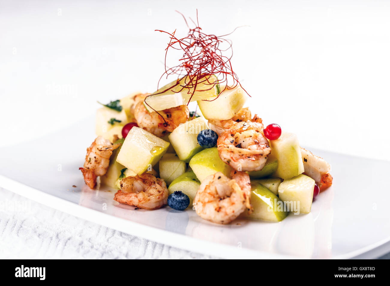 Garnelen mit Birnen-Salat, gehobene Küche Stockfoto