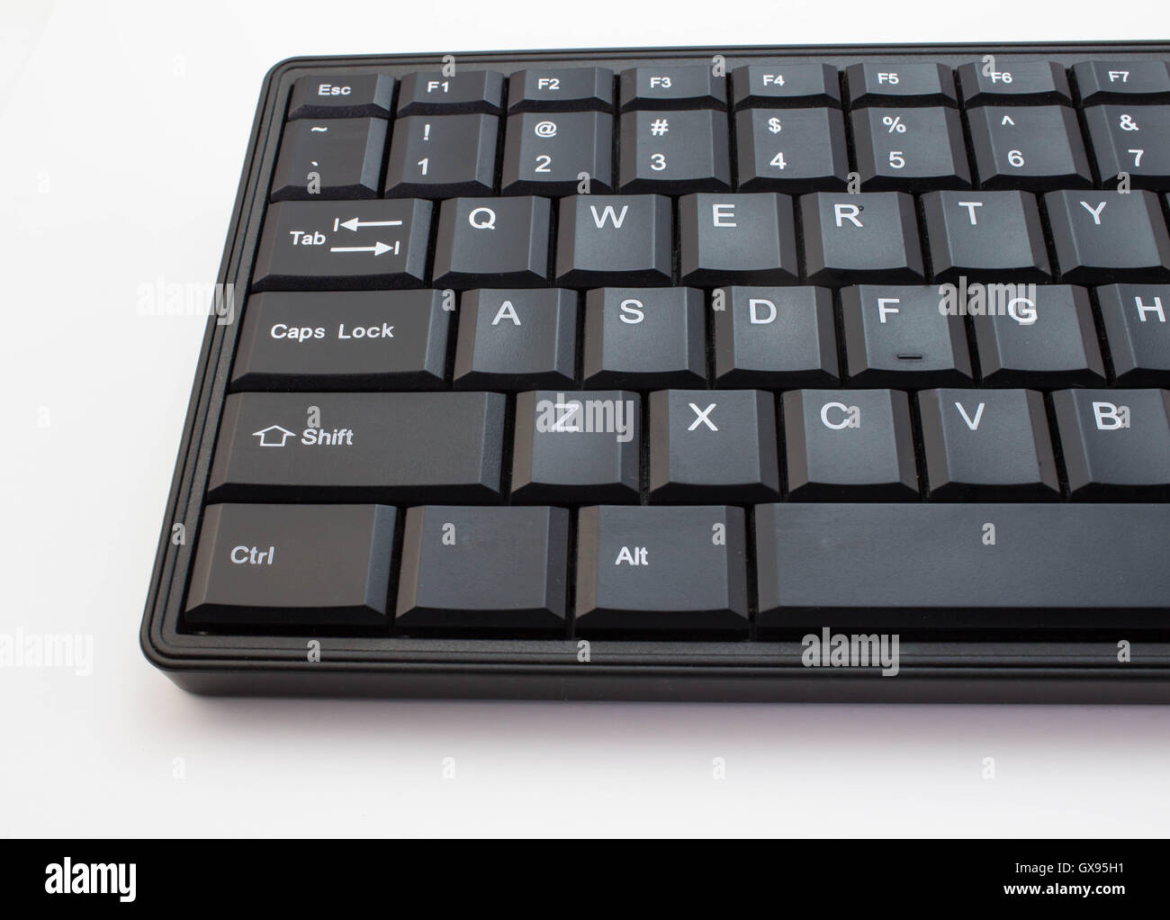 Nahaufnahme von Computer-Tastatur, die isoliert auf weiss Stockfoto