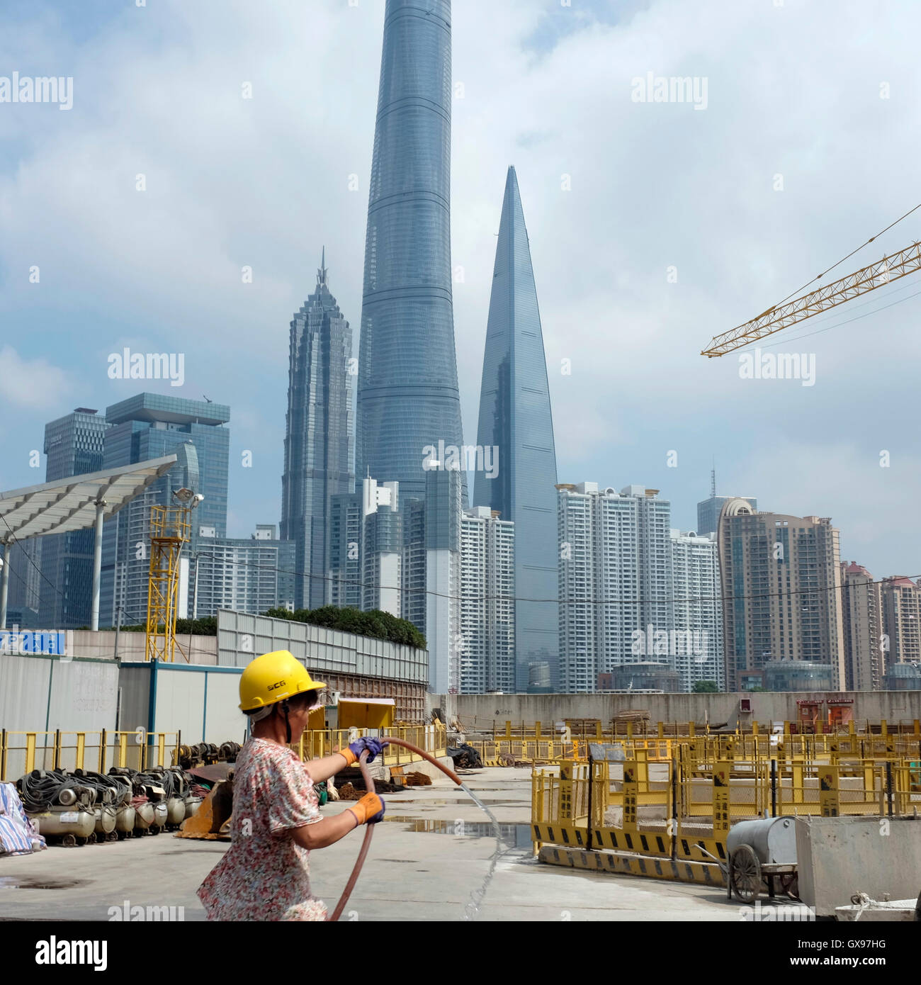 Eine weibliche Arbeitnehmer Arbeit in einer Baustelle Shanghai, China. 12 Sep 2016 Stockfoto