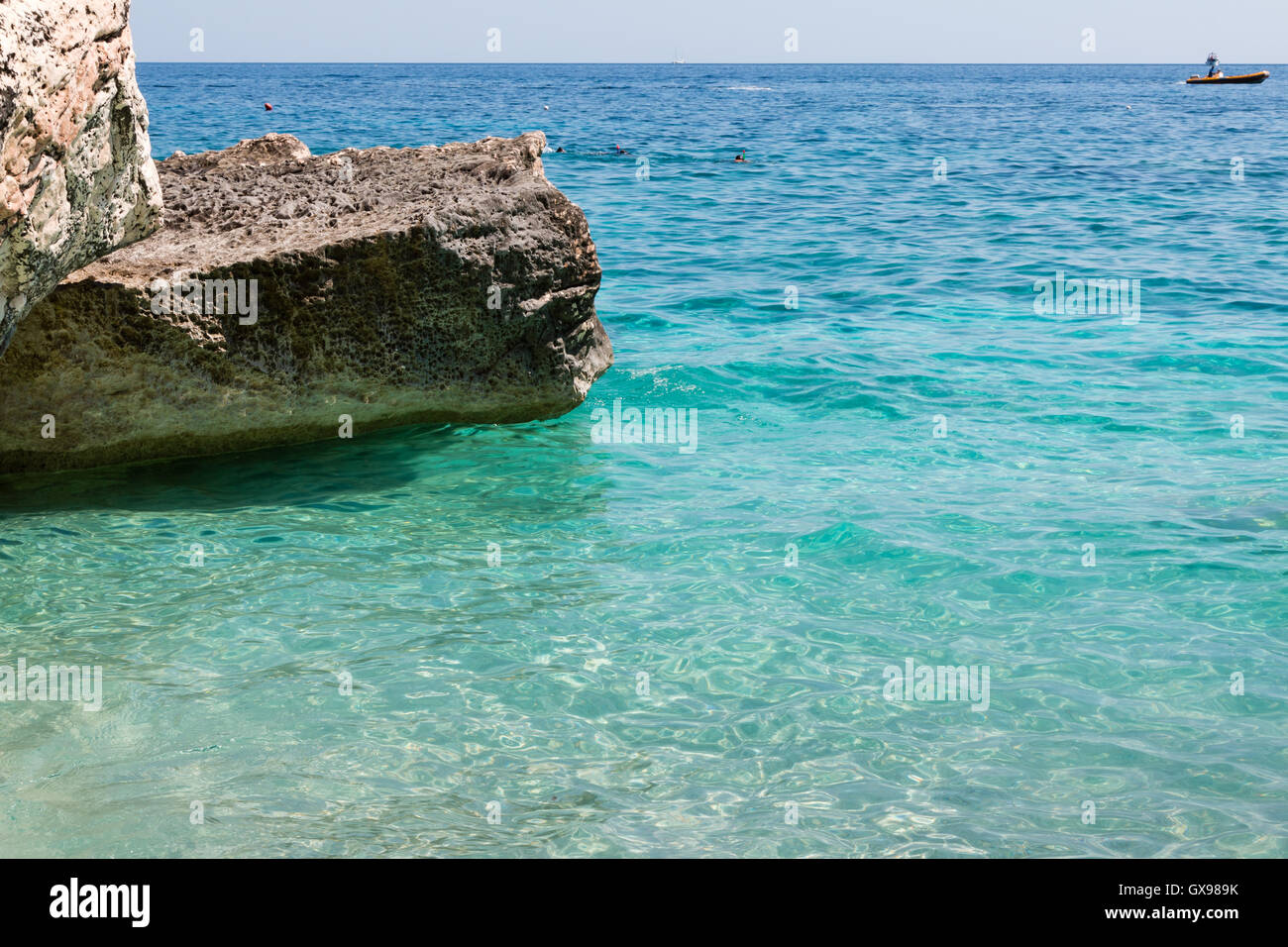 Klippen Insel Sardinien in der Nähe von Türkis Meer, Sommer in Italien Stockfoto