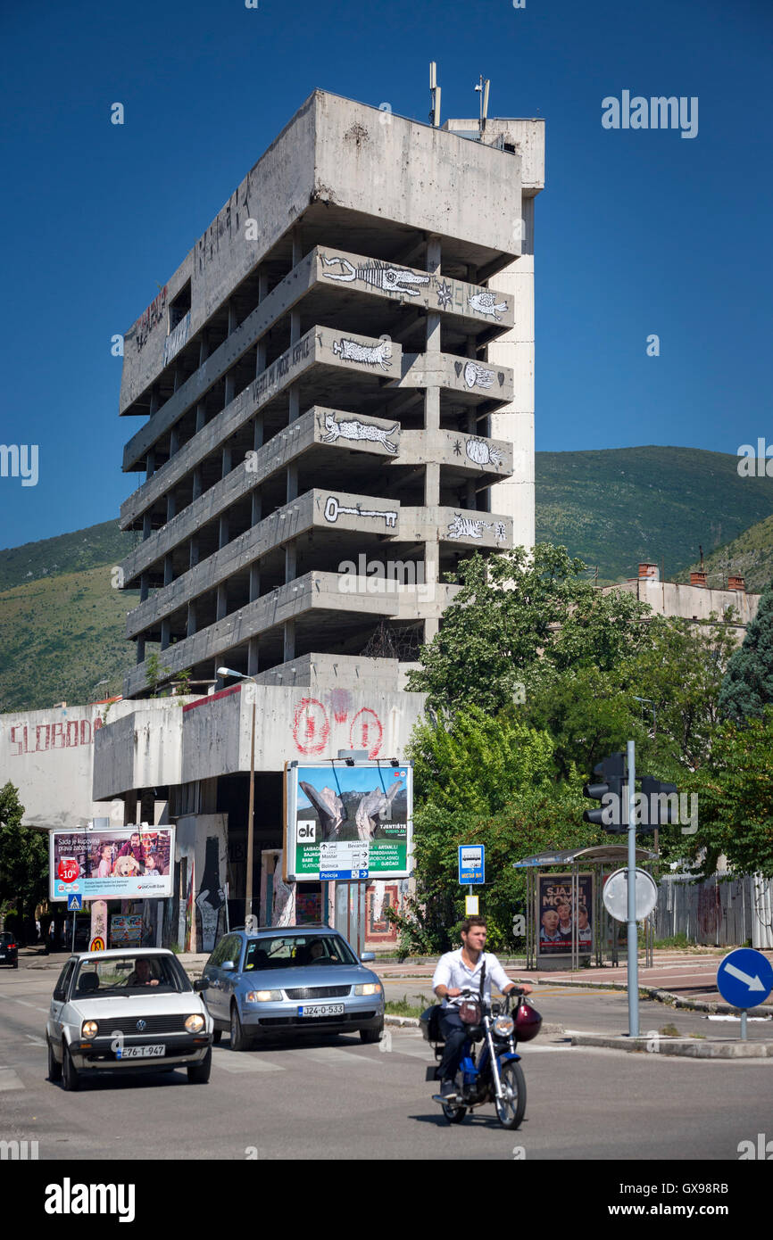 Im Zentrum von Mostar ist ein Gebäude nach dem Krieg in Bosnien und Herzegowina geschlossen ein Hotspot für Streetart geworden. Stockfoto