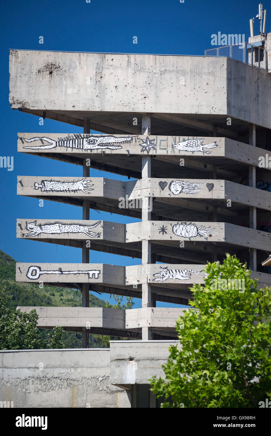 Im Zentrum von Mostar ist ein Gebäude nach dem Krieg in Bosnien und Herzegowina geschlossen ein Hotspot für Streetart geworden. Stockfoto