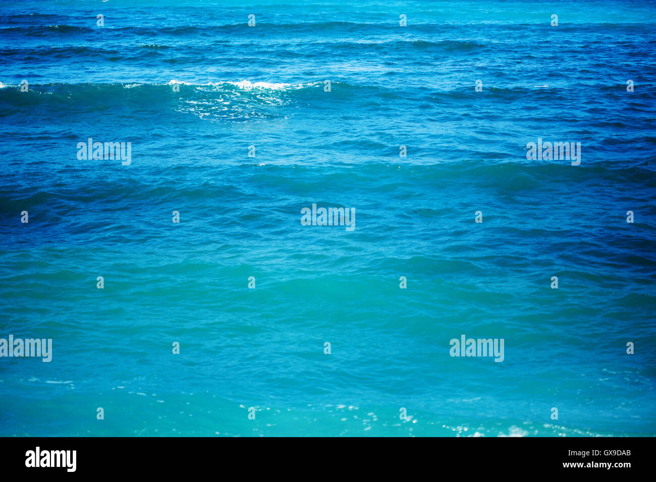 Reine blaue Wasser mit Meerwelle. Klaren blauen Hintergrund. Stockfoto