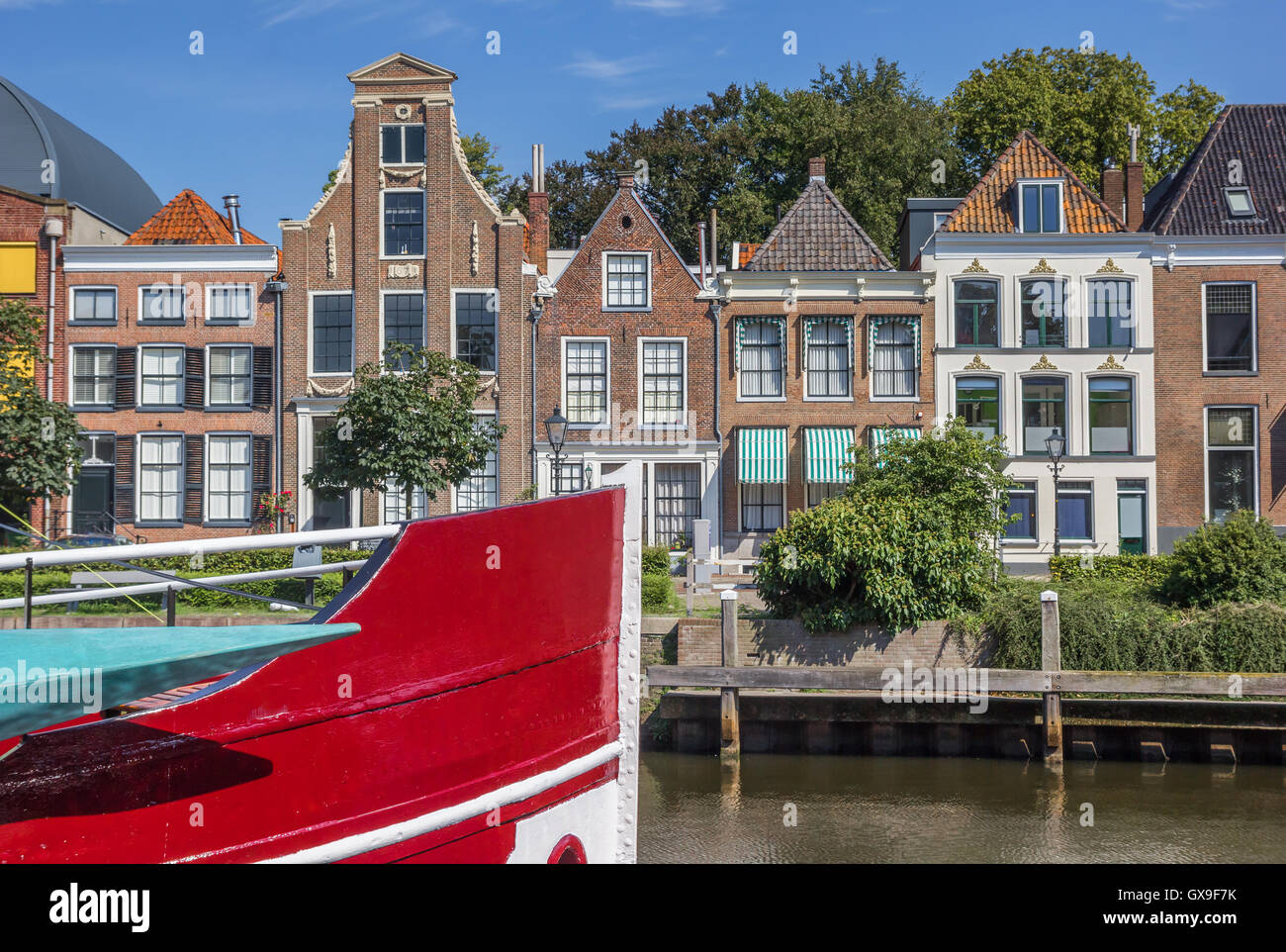 Bogen, der eine rote Schiff und historischen Häuser in Zwolle, Niederlande Stockfoto