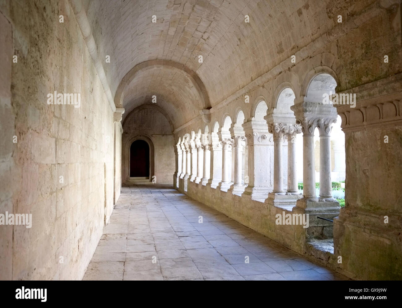 Kreuzgang der Abtei von Senanque, Gordes, Provence, Frankreich Stockfoto