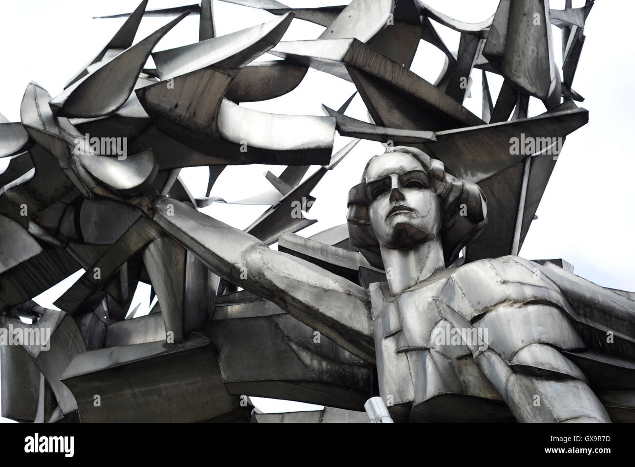 Polen. Danzig. Denkmal für die Verteidiger der polnischen Post. Entworfen von Wincenty Kucma (geb. 1935). Es handelt sich um einen sterbenden polnische Post-Mitarbeiter, der eine Gewehr von Nike übergeben wird. Detail. Stockfoto