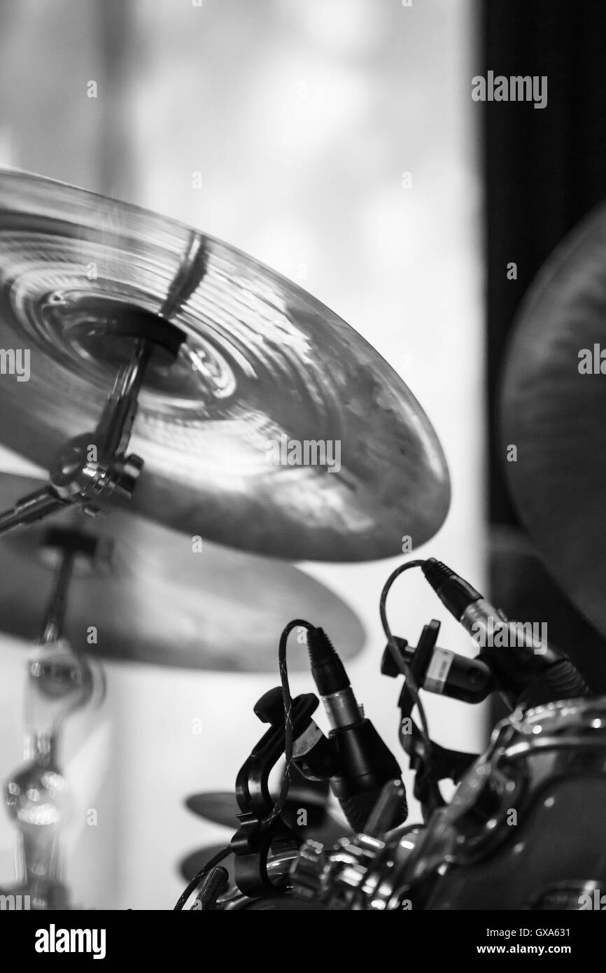 Becken als Teil des Drum-Set. Schwarz / weiß Foto mit selektiver Weichzeichner Stockfoto