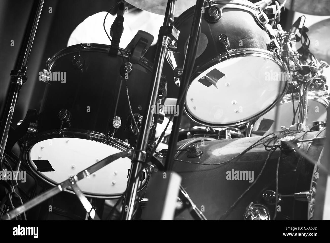 Schwarz / weiß Foto von Drum Set, Rock Musikhintergrund Stockfoto