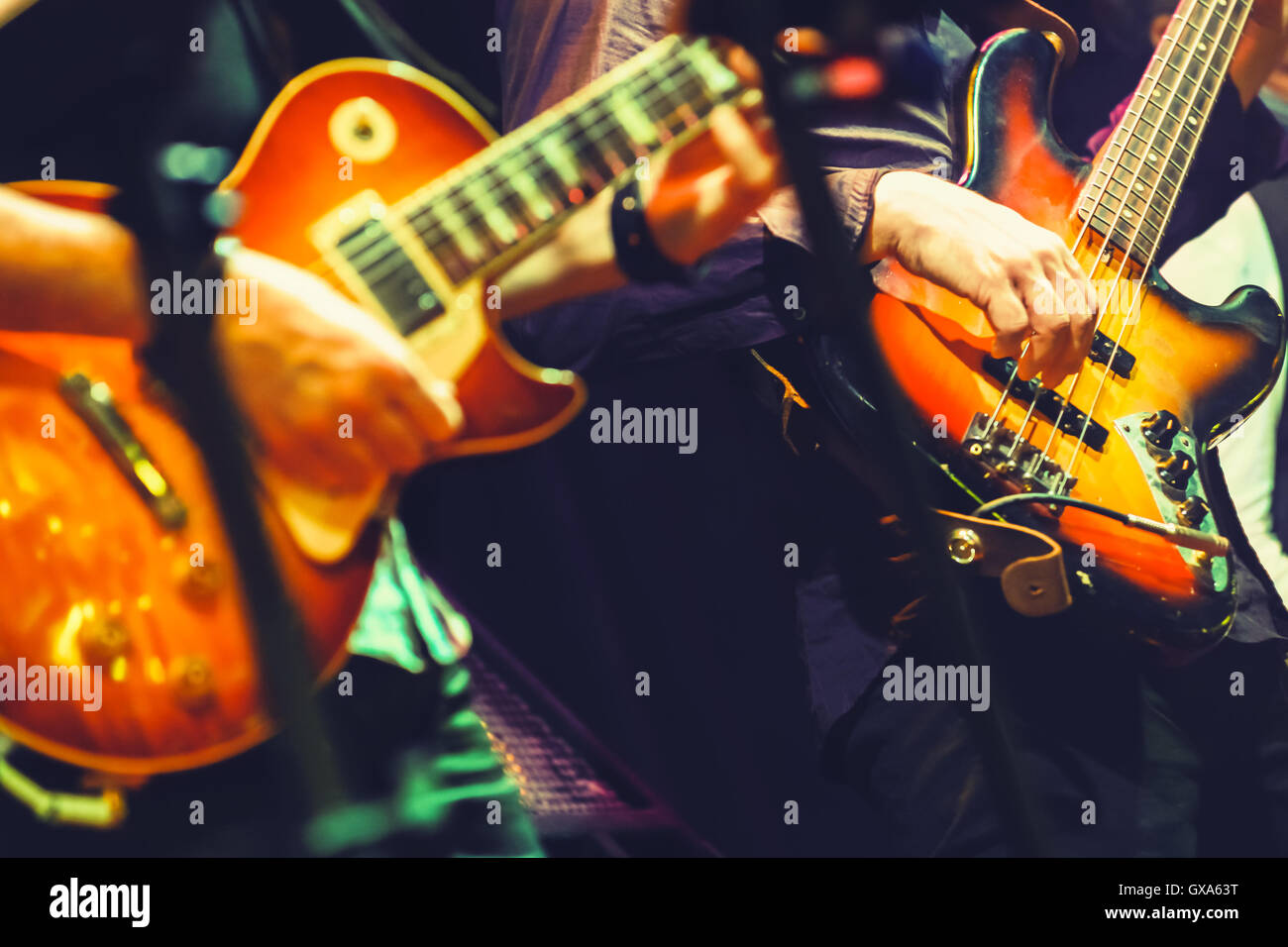 Bunte Rock'n'Roll Hintergrundmusik, Gitarristen auf einer Bühne, Tiefenschärfe und Retro-Tonwertkorrektur Filtereffekt Stockfoto