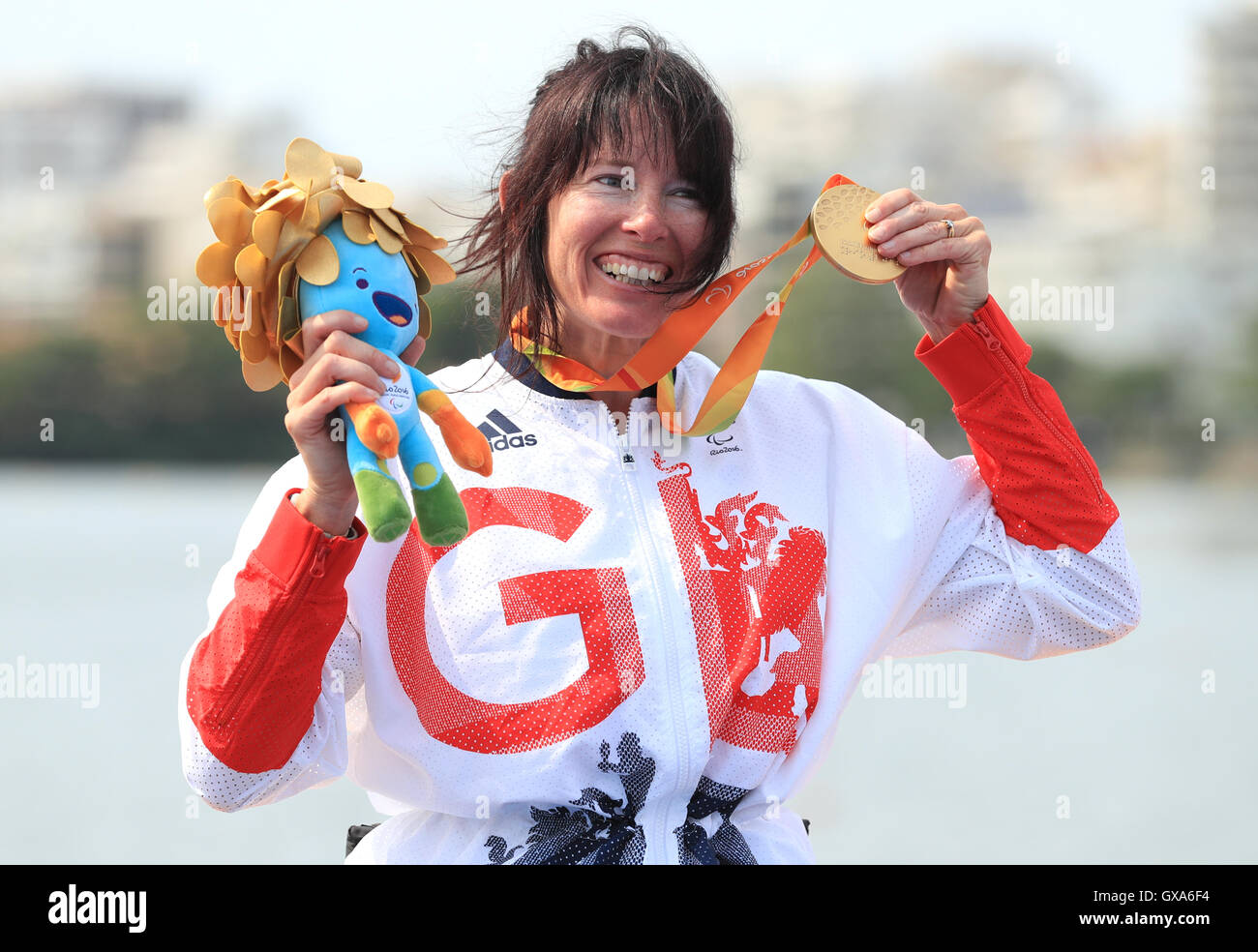 Großbritanniens Jeanette Chippington feiert mit ihrer Goldmedaille in der Frauen KL1 Medaillenvergabe im Lagoa Stadium während der achte Tag der Rio Paralympischen Spiele 2016 in Rio De Janeiro, Brasilien. Stockfoto