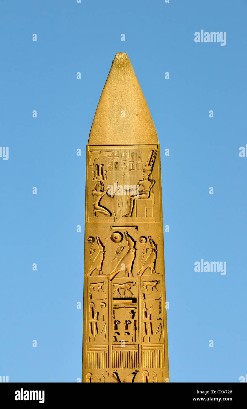 Roter Granitobelisk im Luxor Tempel von Theben, Ägypten Stockfoto