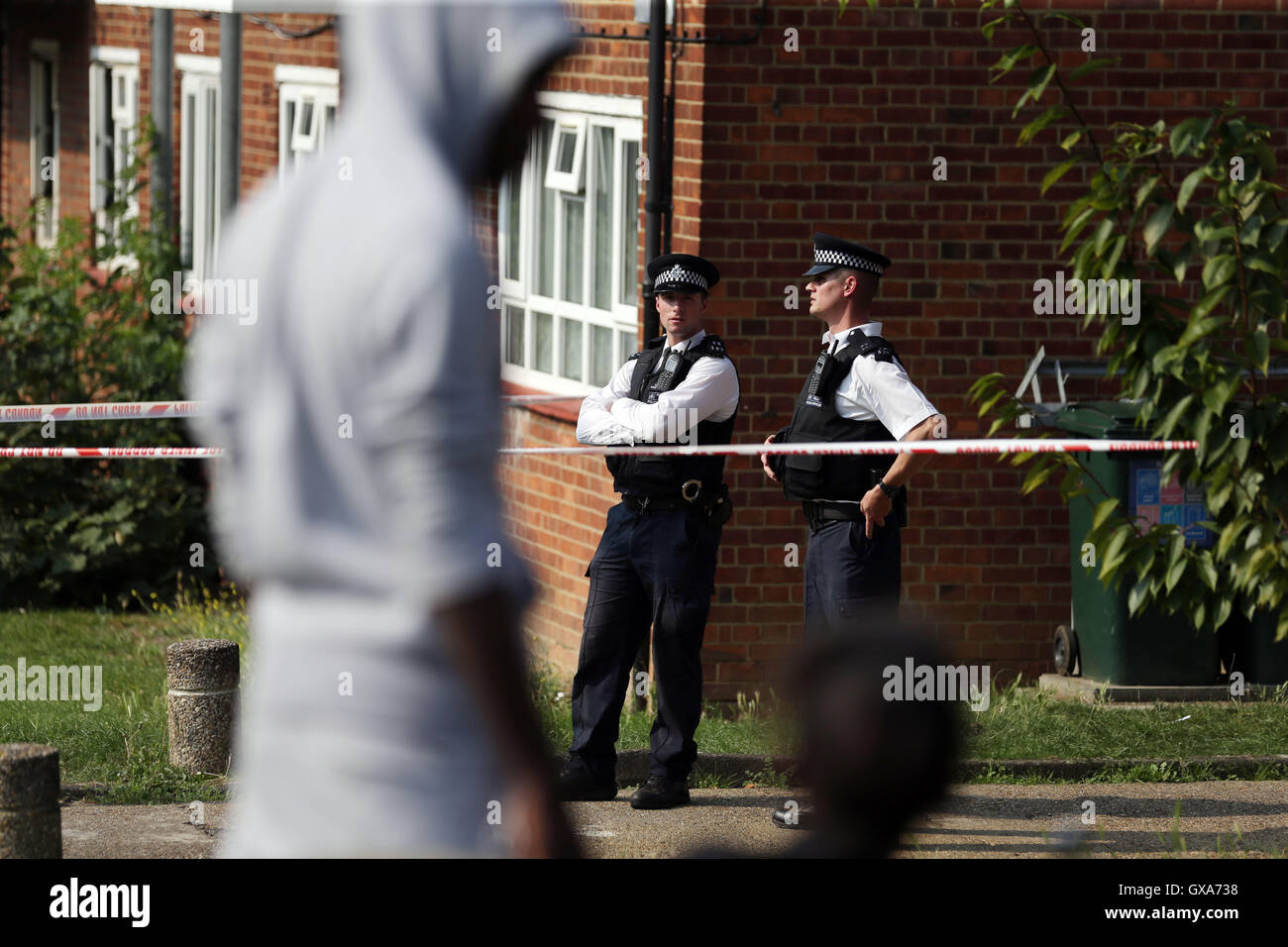 Polizisten usserhalb Wohnungen in Elmshurst Crescent in East Finchley, Nord-London wo Anny Ekofo, 52, und ihr Neffe Bevely, 21, wo mit Schussverletzungen tot gefunden. Stockfoto