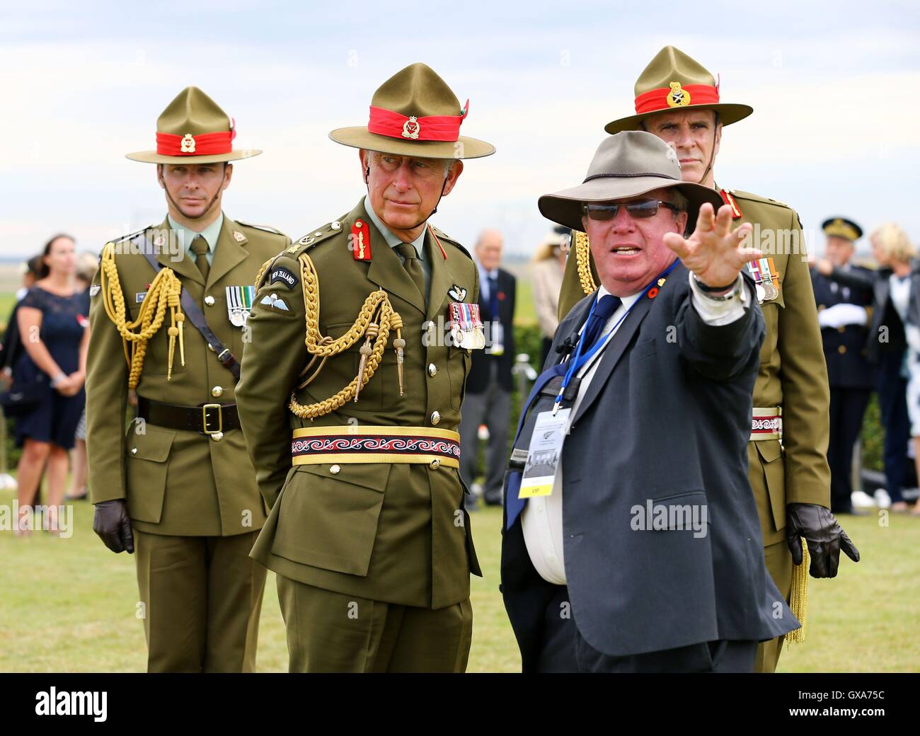 Der Prince Of Wales, Feldmarschall der Neuseeland Armee trifft, ehemaliger Armeeoffizier und Historiker Christopher Pugsley folgen, legt einen Kranz am New Zealand Schlachtfeld Denkmal in Longueval, Frankreich. Stockfoto