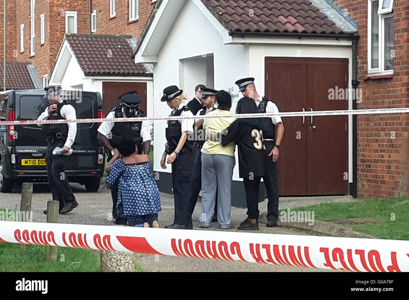 Familienmitglieder außerhalb Wohnungen in in Elmshurst Crescent in East Finchley, Nord-London wo Anny Ekofo, 52, und ihr Neffe Bevely, 21, wo mit Schussverletzungen tot gefunden. Stockfoto