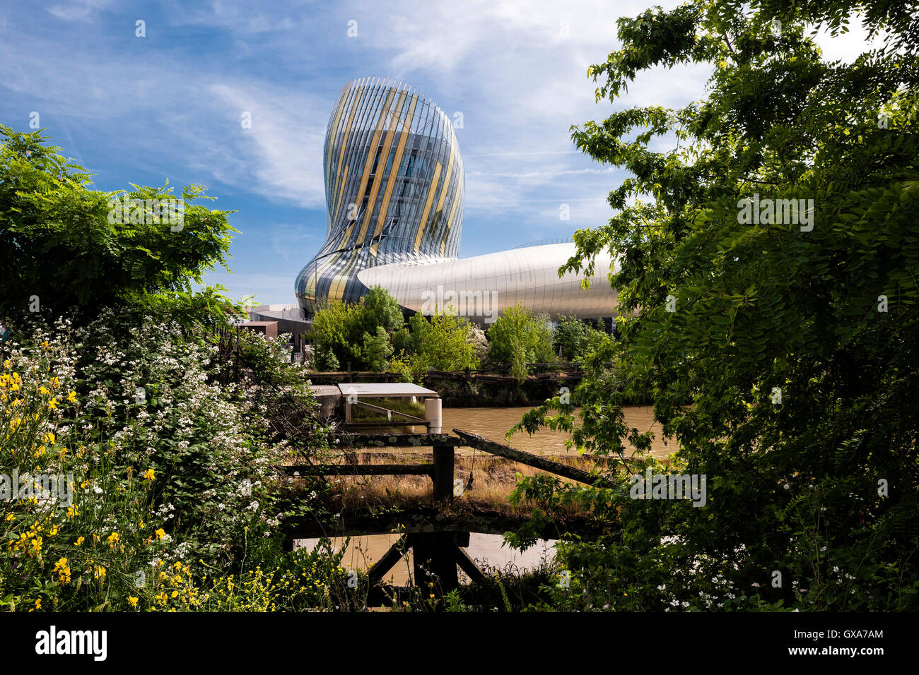 Morgendliche Aussicht durch Bäume. La Cité du vin / The City of Wine, Bordeaux, Frankreich. Architekt: XTU Architekten, 2016. Stockfoto