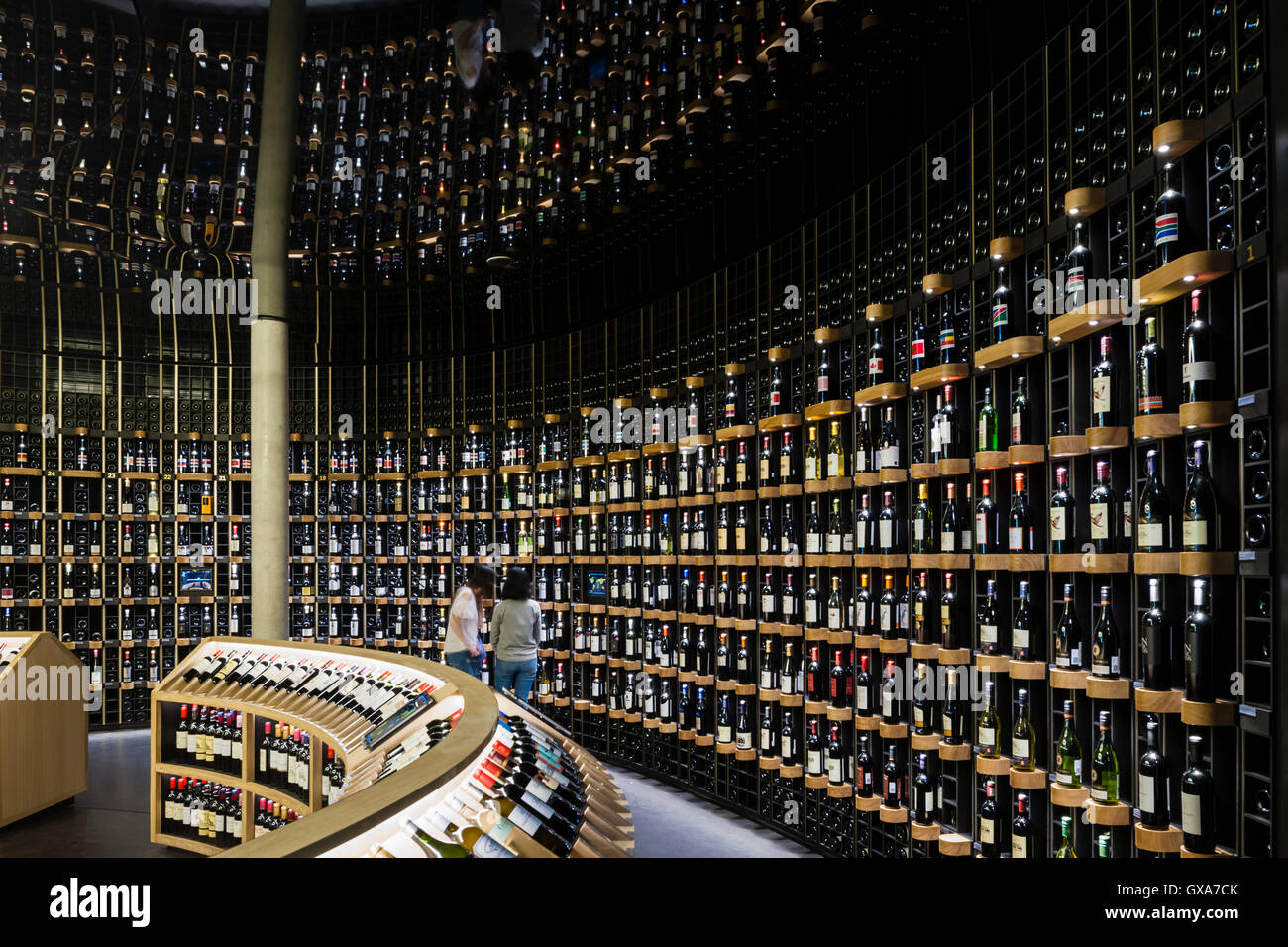 Breite 20 global Weinkeller mit mehr als 14.000 Flaschen, 800 Weine aus mehr als 70 Ländern rund um den Globus. La Cité du vin / The City of Wine, Bordeaux, Frankreich. Architekt: XTU Architekten, 2016. Stockfoto