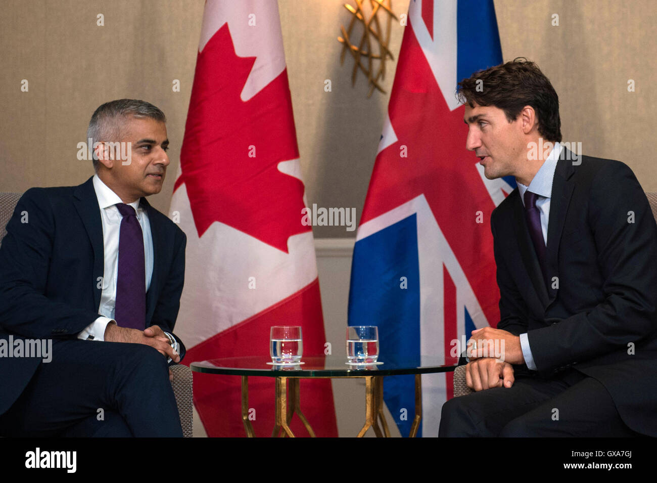 Bürgermeister von London Sadiq Khan (links) trifft sich der kanadische Premierminister Justin Trudeau auf dem globalen Fortschritt Gipfel in Montreal, Kanada. Stockfoto