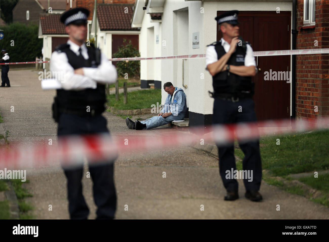 Polizisten außerhalb Wohnungen in in Elmshurst Crescent in East Finchley, Nord-London wo Anny Ekofo, 52, und ihr Neffe Bevely, 21, wo mit Schussverletzungen tot gefunden. Stockfoto