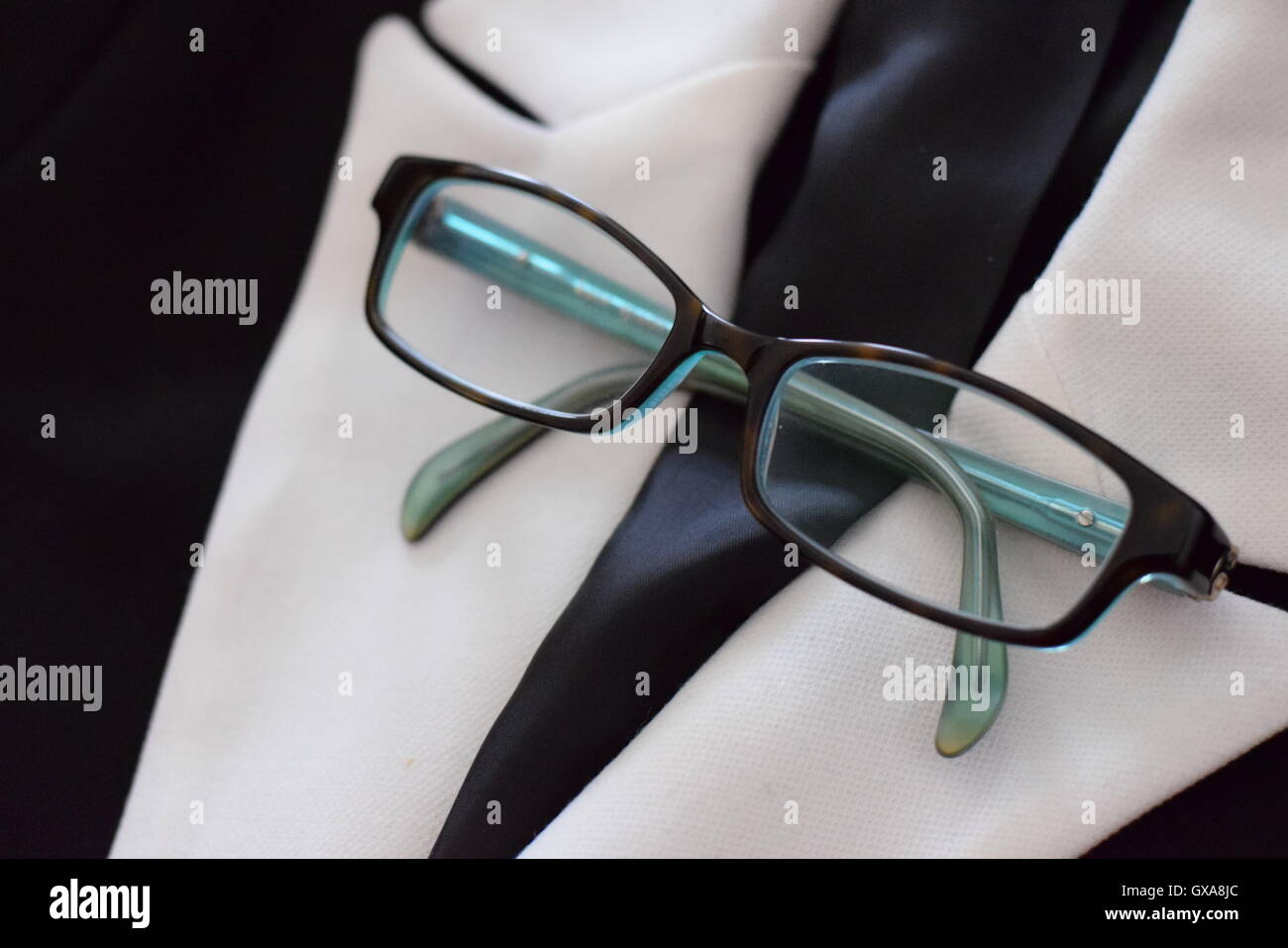 Einen klassischen schwarzen und weißen Anzug-Jacke mit einem perfekt platzierten paar Designer Brillen Stockfoto