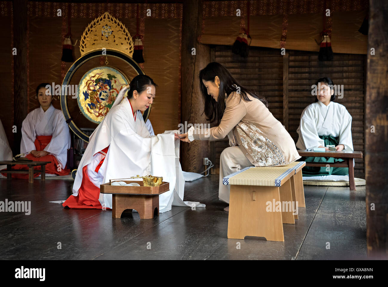 Japan, Honshu-Insel, Kansai, Kyoto, Zeremonie am Kitano Tenmangu Schrein. Stockfoto