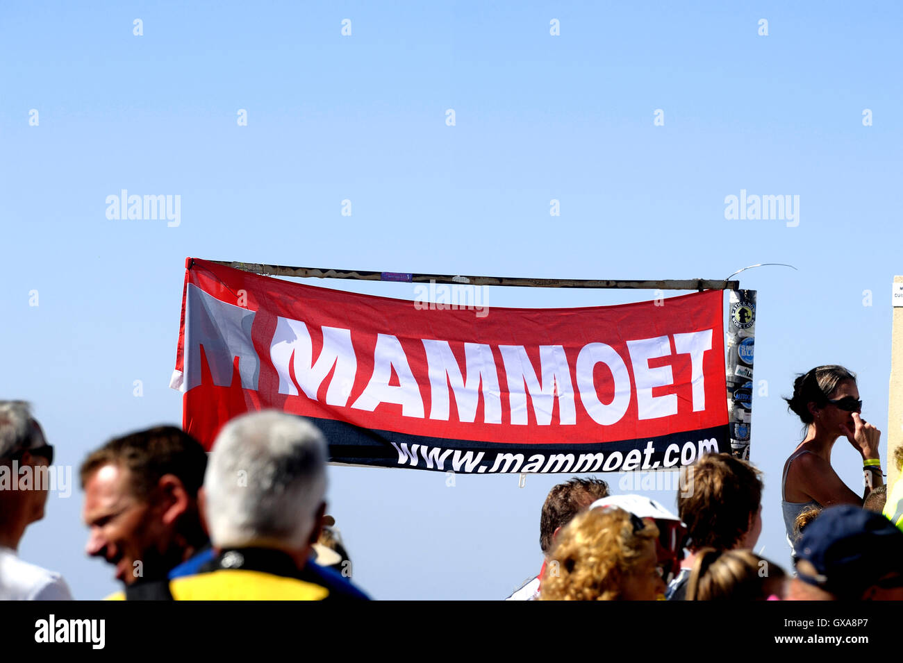 Banner von einer niederländischen Firma Mammoet in der Mitte ein Radrennen an der Spitze des Mont Ventoux Stockfoto