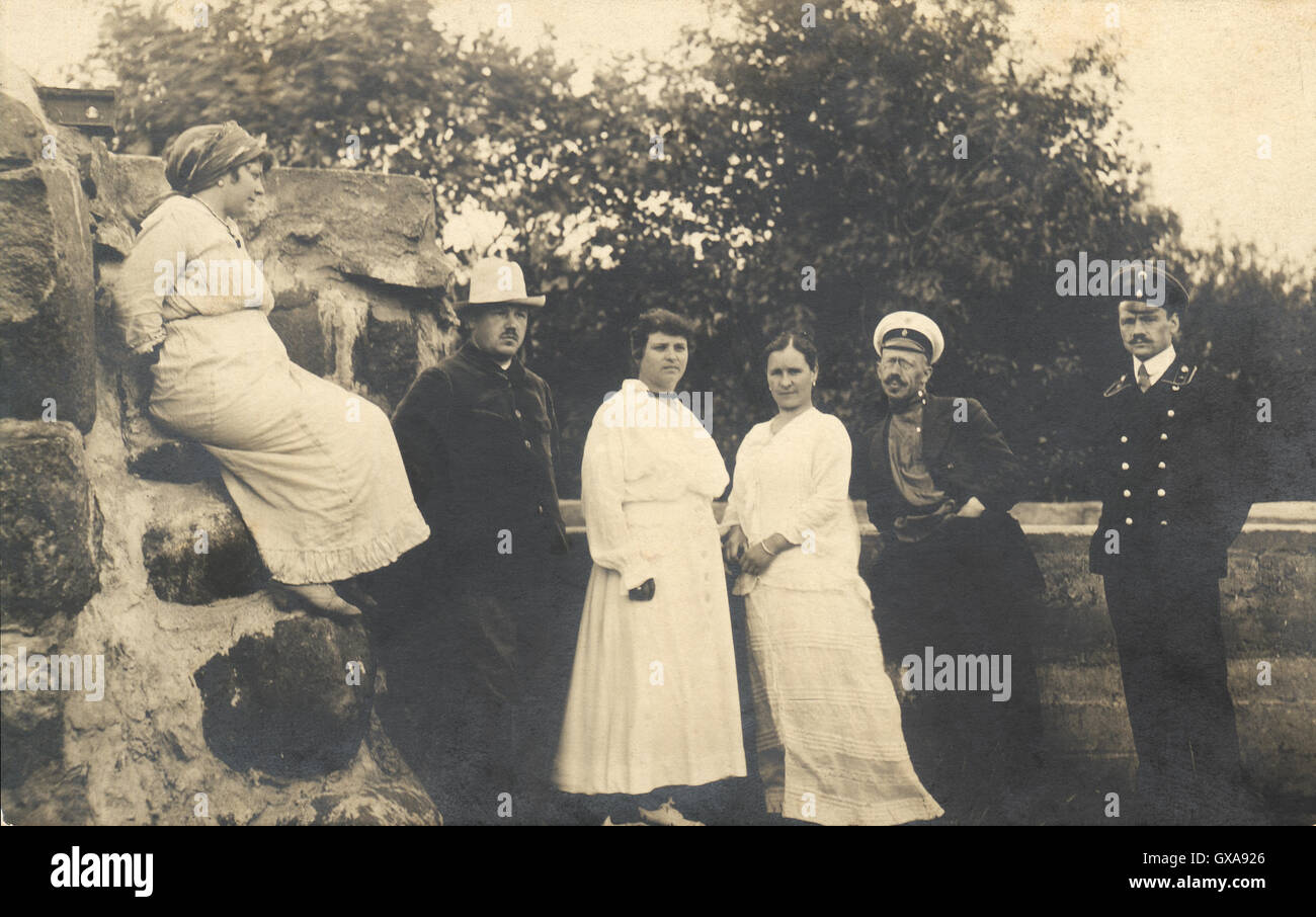 Vintage Foto der Gruppe Menschen, Russland, im späten 19. und frühen 20. Jahrhunderts. Russischen Volkes für einen Spaziergang im Garten Stockfoto