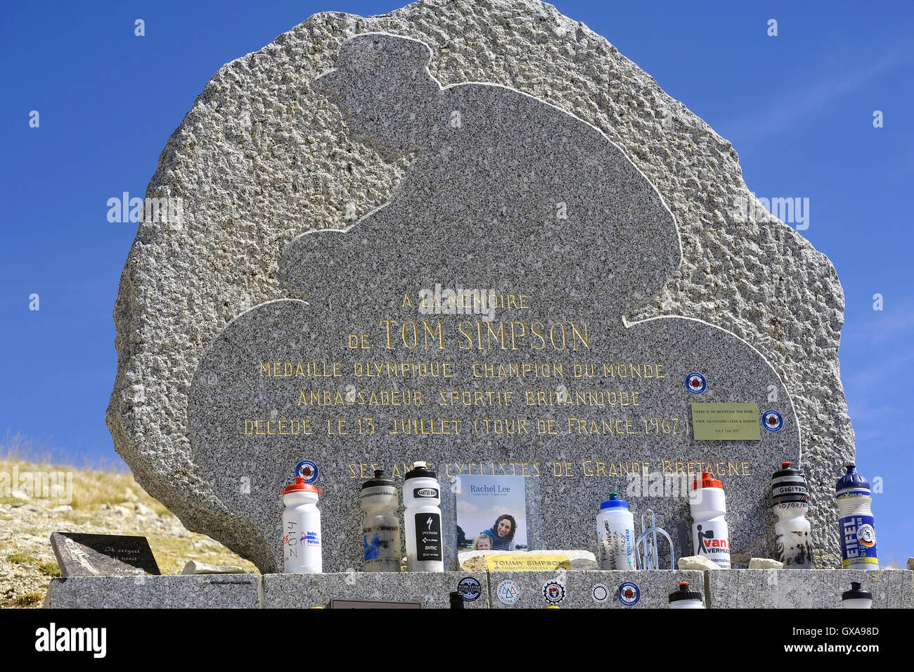 Objekte links von Radfahrern auf dem Gedenkstein Tom Simpson tot auf der Tour de France zu Mont Ventoux. Stockfoto