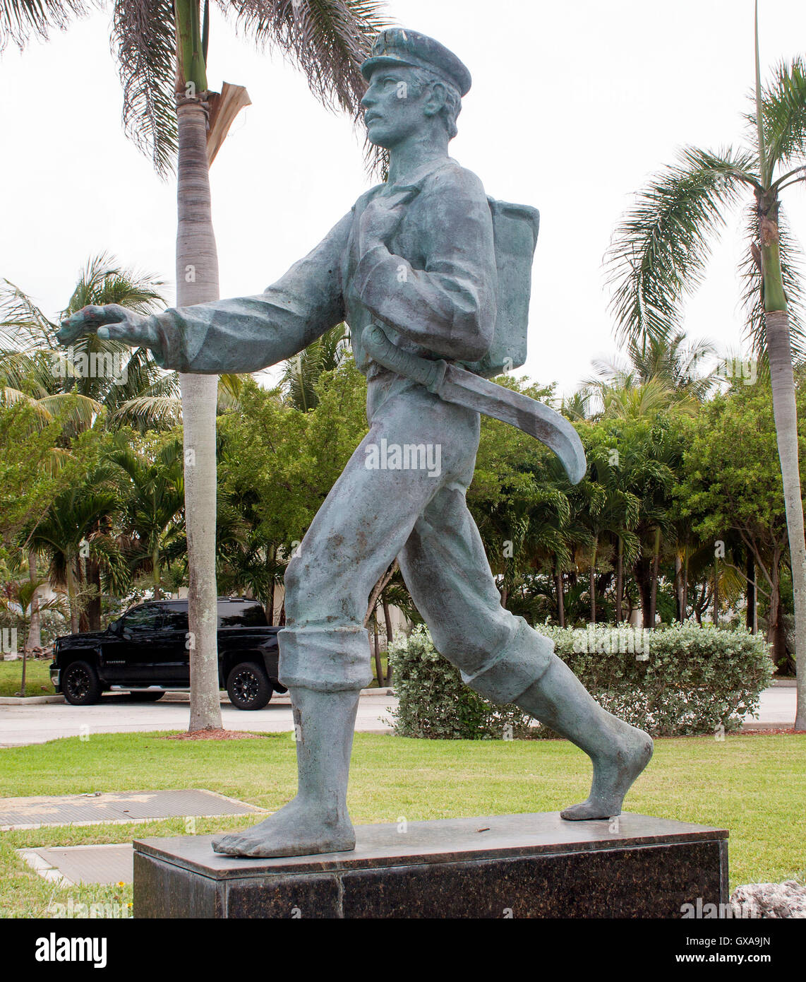 Barfoot Mailman Statue in Hillsboro Beach, Florida, ehrt den legendären Postdienstleister, der Post entlang der Sanddünen-Küste zustellte. Stockfoto