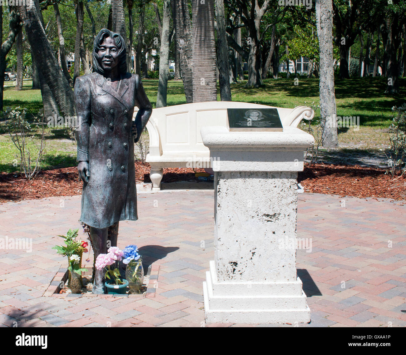 Die Statue einer Stewardess aus dem Jahr 9/11 in Fort Pierce, Florida, ehrt den Heldentum der Flugzeugbesatzung während der Anschläge vom 11. September. Stockfoto