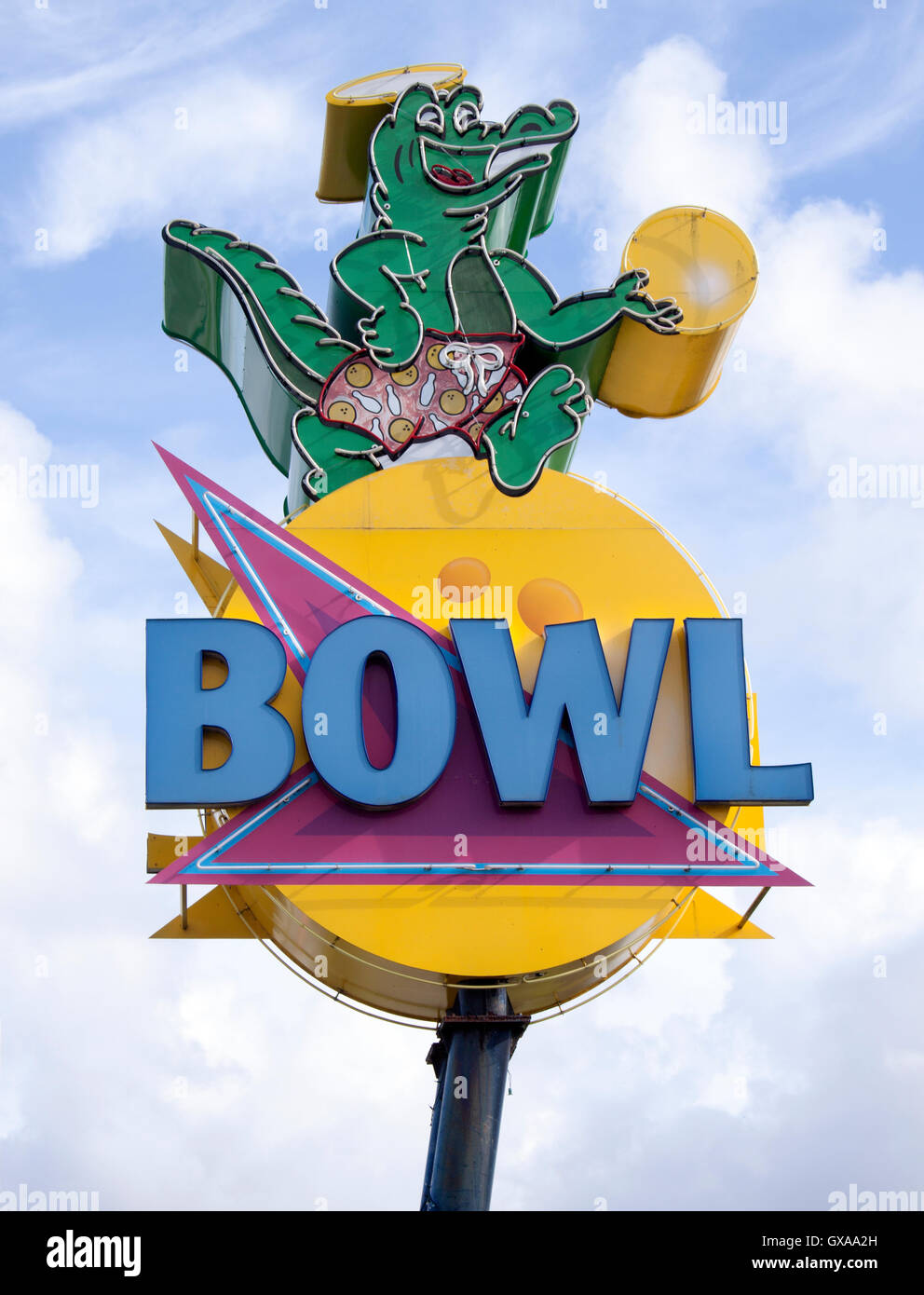 Das Alligator Bowl-Schild in Fort Pierce, Florida, ist ein historisches Wahrzeichen am Straßenrand, das mit seinem auffälligen, skurrilen Design auf sich aufmerksam macht. Stockfoto