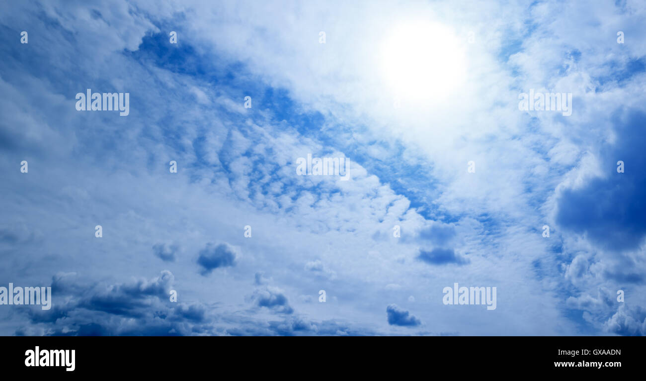 Leichte blaue abstrakte Himmelshintergrund: helle Sonne und Wolken Muster. Kann als Hintergrundbild verwendet werden. Stockfoto