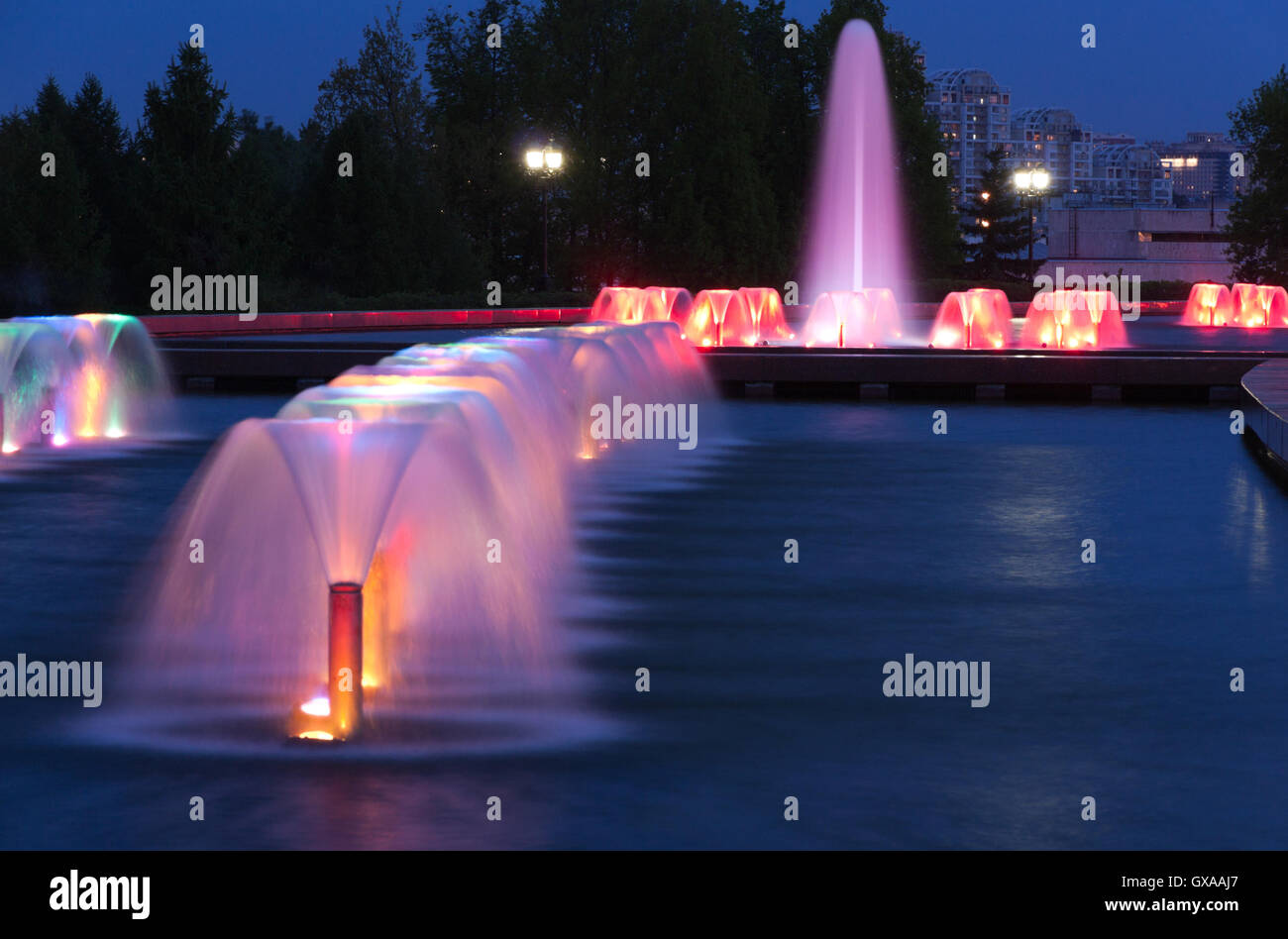 Farbige Brunnen in der Umgebung von Museum des zweiten Weltkriegs auf dem Poklonnaja Hügel in der Nacht in Moskau (Russland). Stockfoto