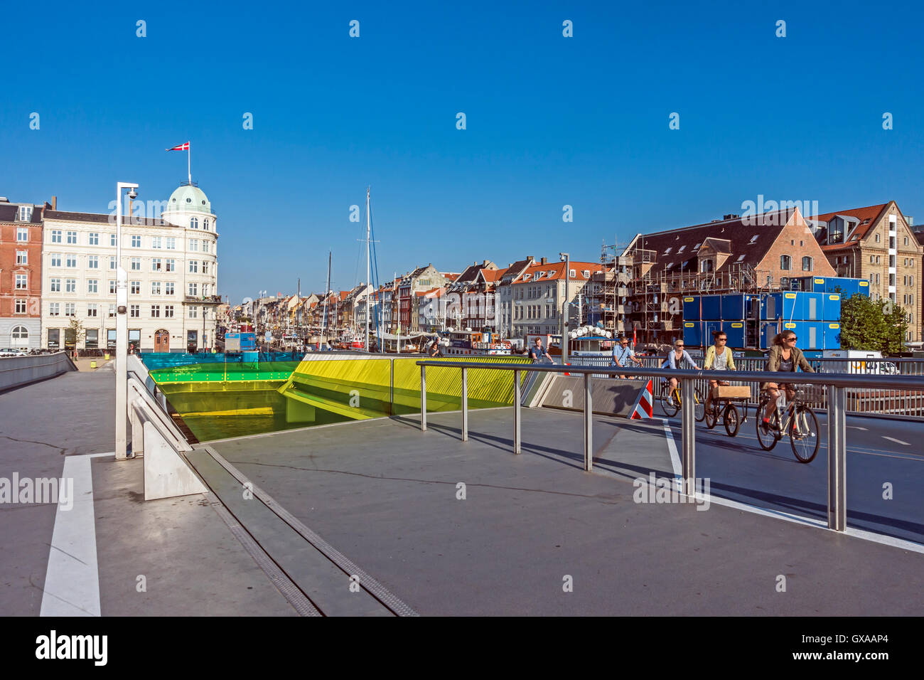 Neue Fußgänger und Fahrrad zu überbrücken Inderhavnsbroen Verbindung von Kongens Nytorv und Christianshavn über Nyhavn in Kopenhagen Stockfoto