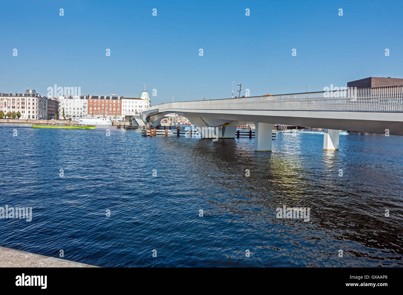 Neue Fußgänger und Fahrrad zu überbrücken Inderhavnsbroen Verbindung von Kongens Nytorv und Christianshavn über Nyhavn in Kopenhagen Stockfoto