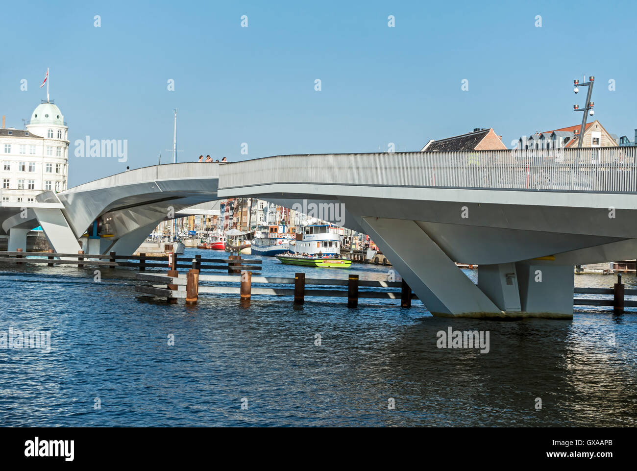 Neue Fußgänger und Fahrrad zu überbrücken Inderhavnsbroen Verbindung von Kongens Nytorv und Christianshavn über Nyhavn in Kopenhagen Stockfoto