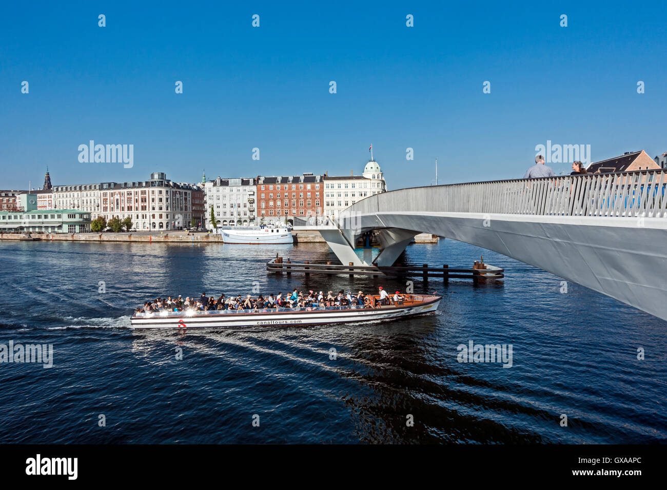 Neue Fußgänger und Fahrrad zu überbrücken Inderhavnsbroen Verbindung von Kongens Nytorv und Christianshavn über Nyhavn in Kopenhagen Stockfoto